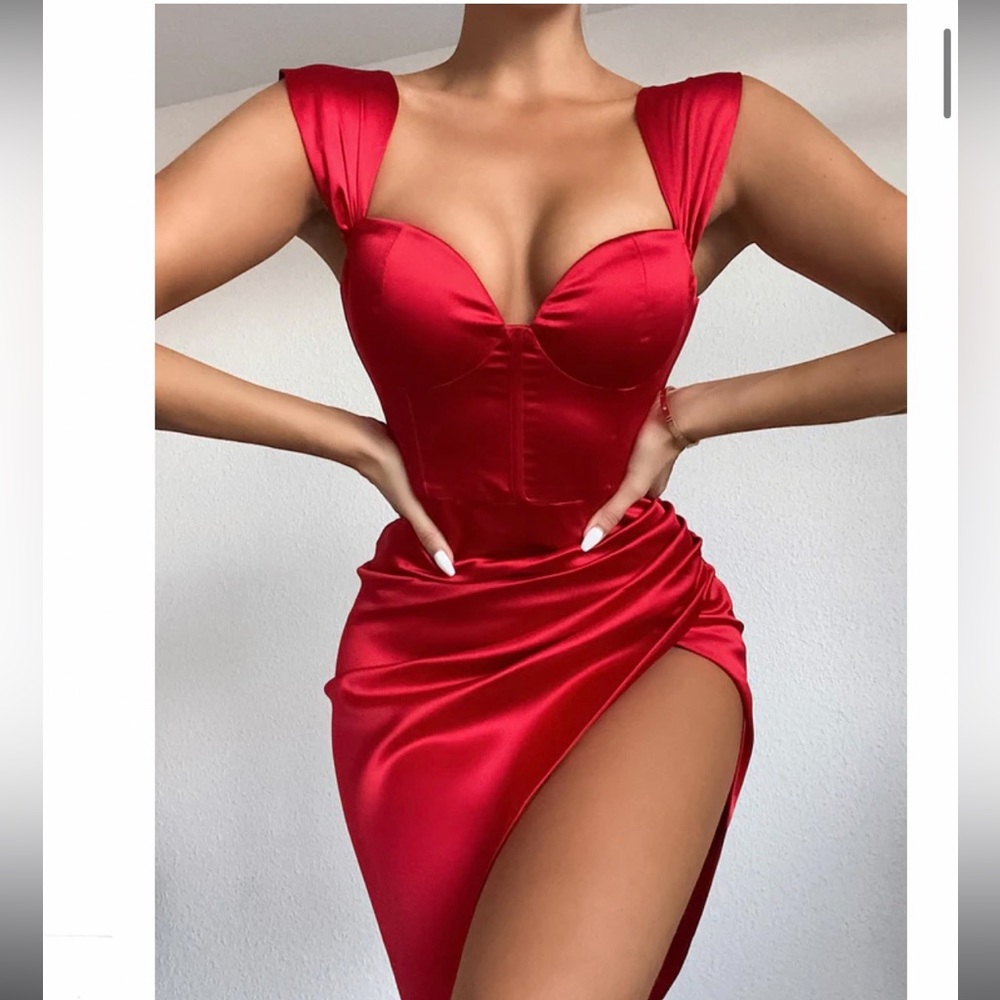 Miss Circle Red Dress
